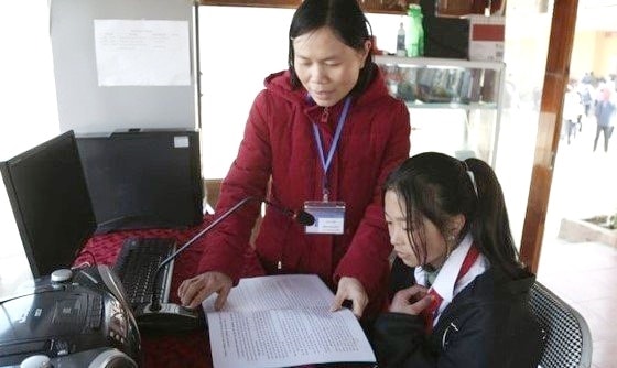 Thành viên của CLB “Thủ lĩnh của sự thay đổi” trường PTDT bán trú THCS Tả Giàng Phình, thị xã Sa Pa, tỉnh Lào Cai tuyên truyền về phòng chống tảo hôn trên loa phát thanh của nhà trường Thành viên của CLB “Thủ lĩnh của sự thay đổi” trường PTDT bán trú THCS Tả Giàng Phình, thị xã Sa Pa, tỉnh Lào Cai tuyên truyền về phòng chống tảo hôn trên loa phát thanh của nhà trường