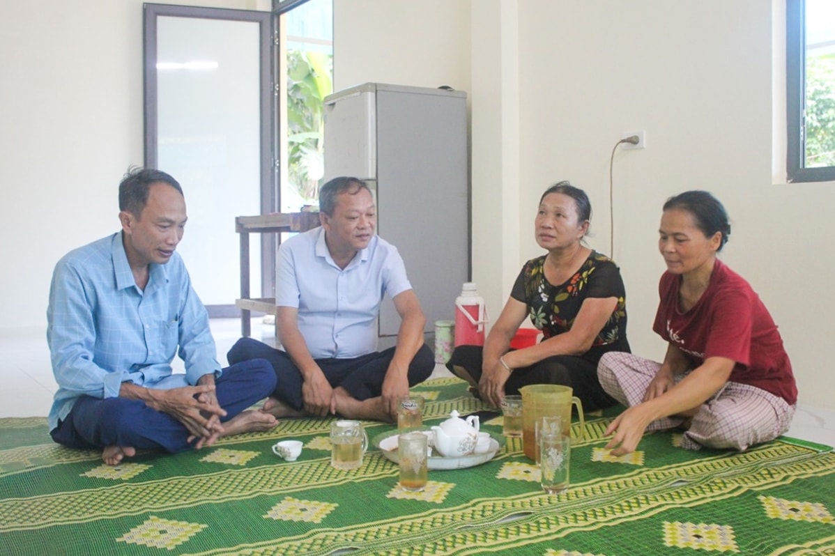 Chính quyền địa phương đến thăm hỏi, động viên gia đình bà Lê Thị Long, thị trấn Lang Chánh trong căn nhà mới Chính quyền địa phương đến thăm hỏi, động viên gia đình bà Lê Thị Long, thị trấn Lang Chánh trong căn nhà mới