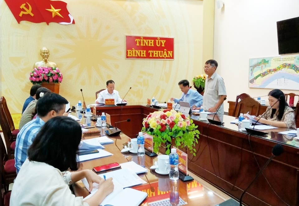 Ông Nguyễn Minh Tân - Trưởng Ban Dân tộc tỉnh báo cáo với Đoàn công tác Ban Dân vận Trung ương Ông Nguyễn Minh Tân - Trưởng Ban Dân tộc tỉnh báo cáo với Đoàn công tác Ban Dân vận Trung ương