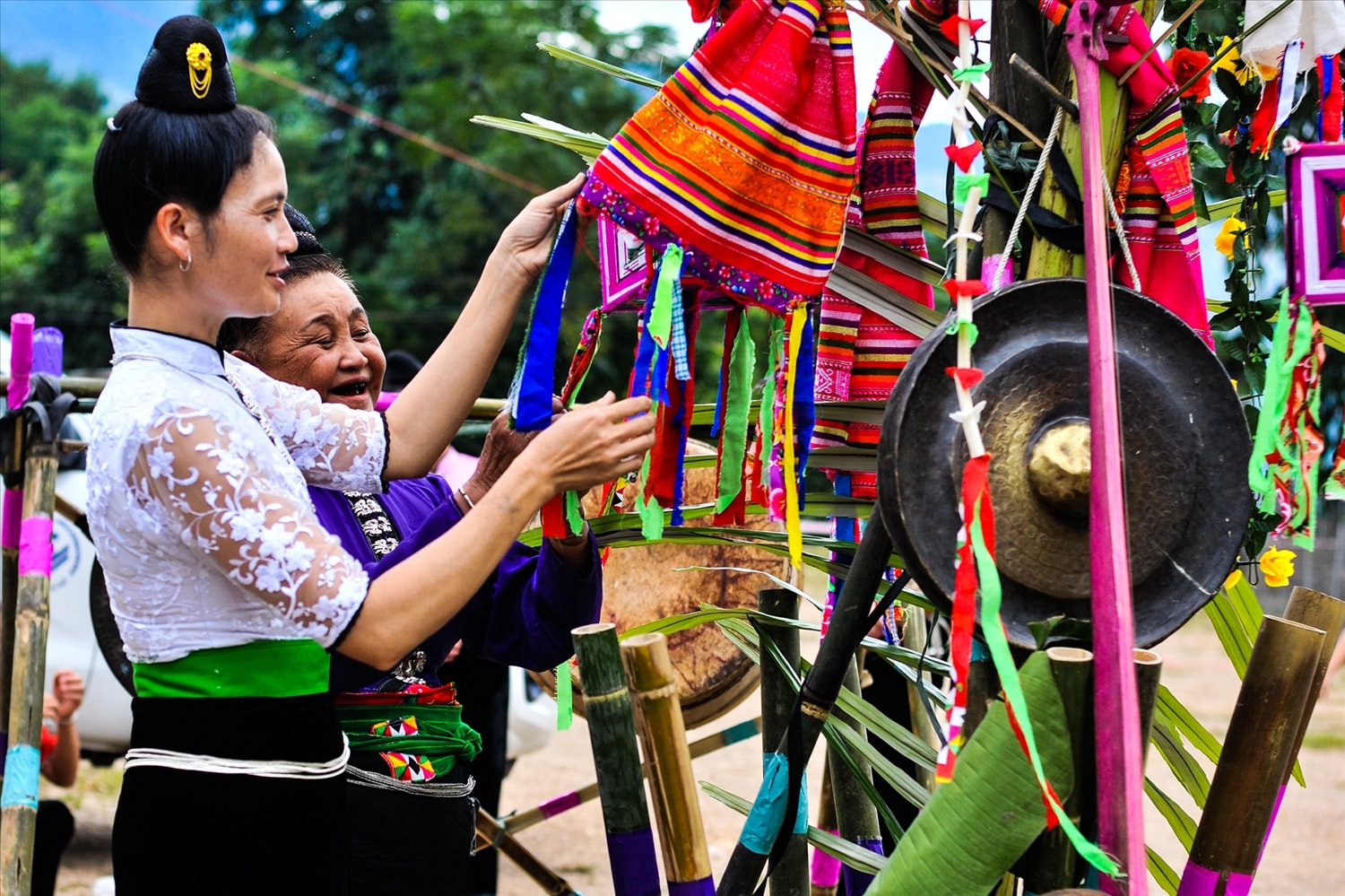 Trang phục váy áo, khăn truyền thống của phụ nữ Thái được chị em trưng diện trong các ngày lễ Tết, ngày hội của bản, làng, như một nét đẹp văn hóa riêng của dân tộc mình, góp phần gìn giữ nét đặc sắc trong đời sống của cộng đồng 54 dân Việt Nam.