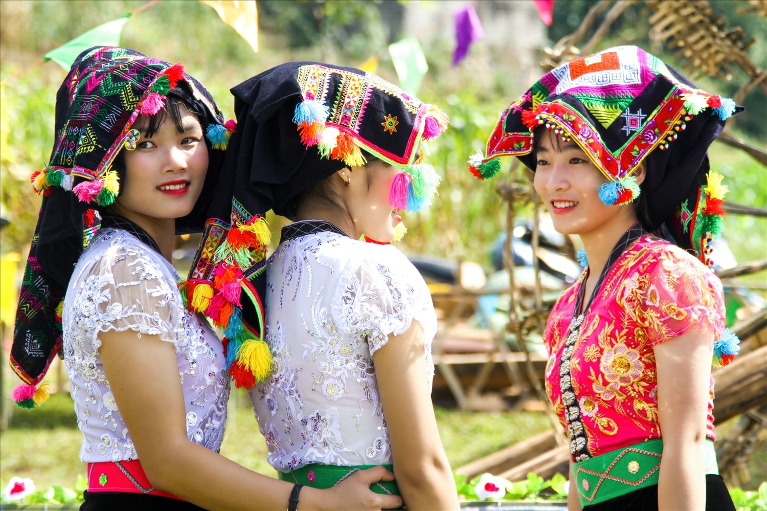 Khăn piêu người Thái được thêu hoa văn sặc sỡ phía hai đầu và loại vải được chọn thêu khăn đã được nhuộm chàm.Thiếu nữ dân tộc Thái e ấp, dịu dàng hơn nhờ chiếc khăn piêu