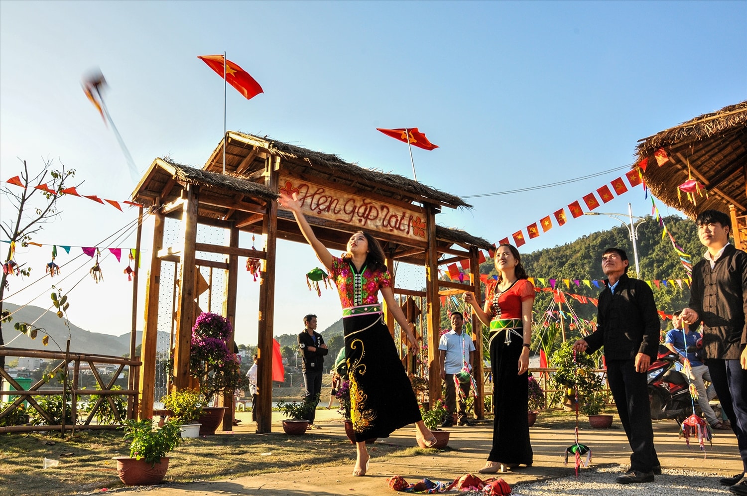 Thiếu nữ Thái trong trang phục truyền thống chơi ném còn trong ngày hội