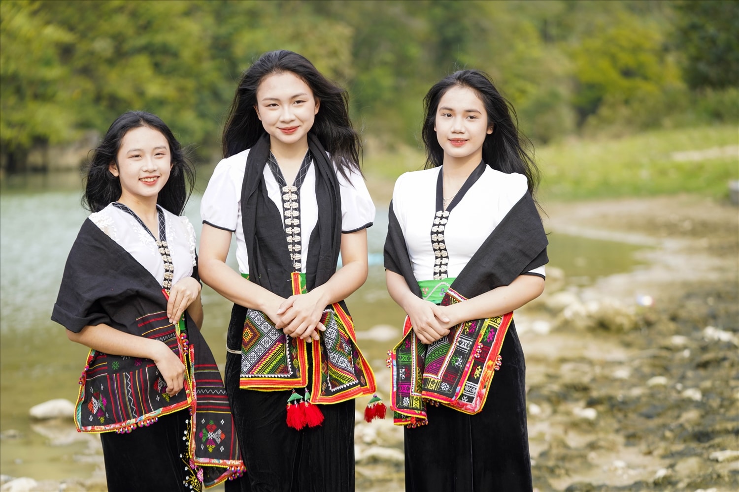 Với gam màu chủ đạo tươi sáng, rực rỡ, đường nét hoa văn đa dạng làm từ nguyên liệu tự nhiên là sợi tơ tằm và thổ cẩm đã tạo nên những bộ trang phục dân tộc giàu bản sắc.