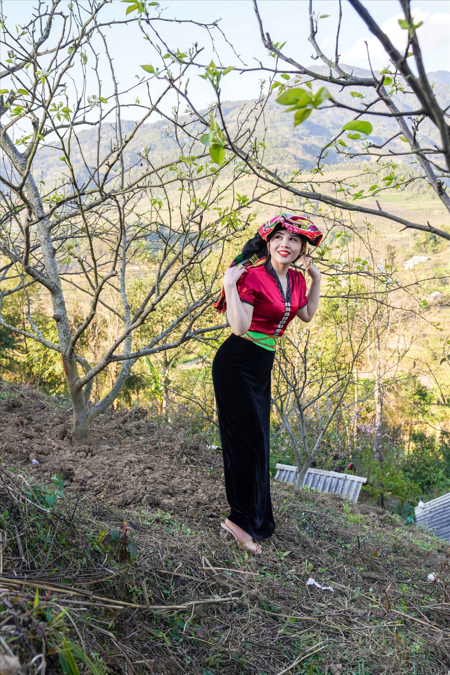 Để tôn vinh vẻ đẹp trang phục truyền thống của phụ nữ Thái thì ngoài trang phục áo cóm, váy nhung đen, không thể thiếu các phụ kiện đi kèm như: thắt lưng; khăn piêu; xà cạp và các loại hoa tai, vòng cổ, vòng tay…  