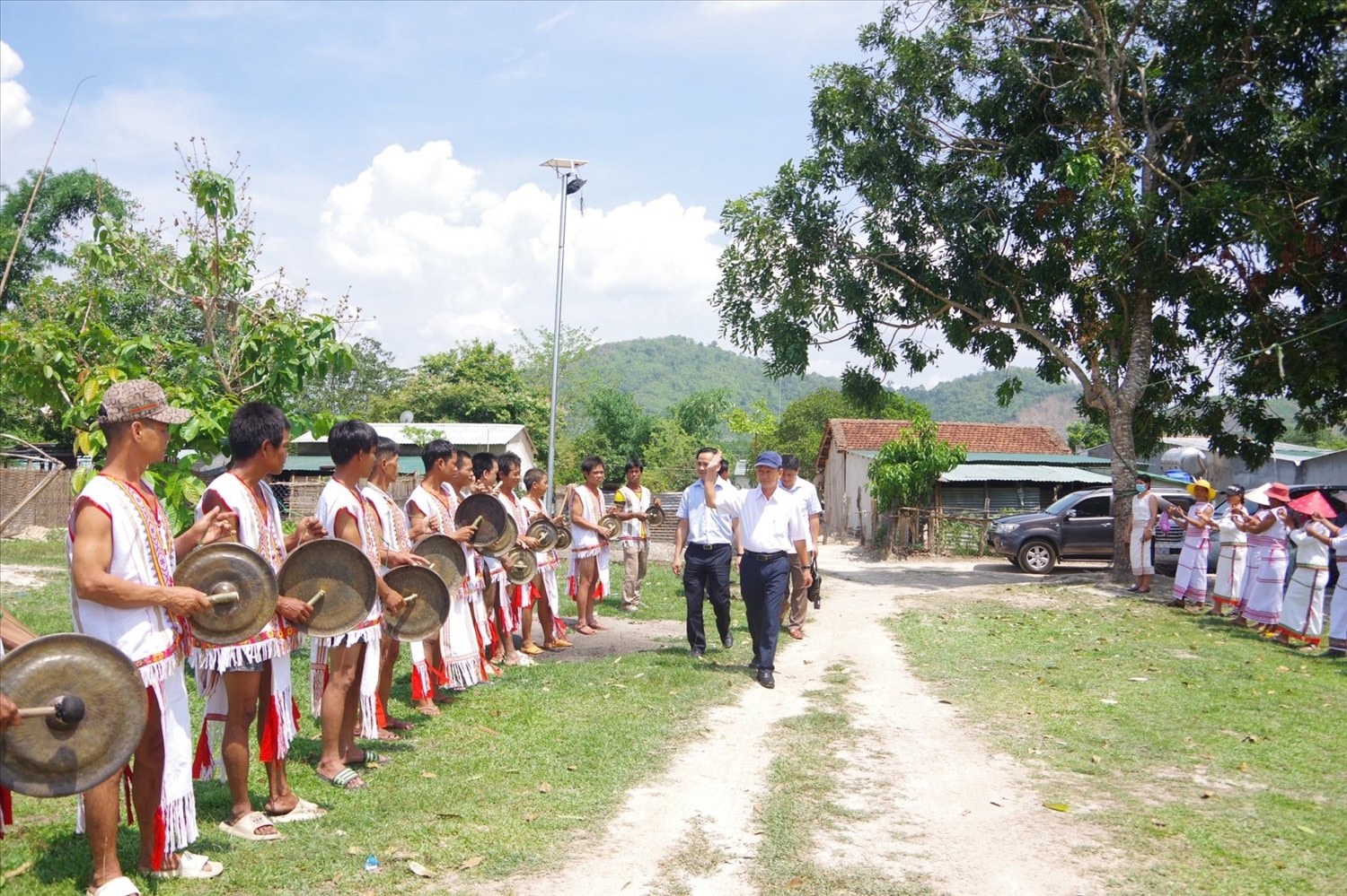 Đồng bào Rơ Măm đang nỗ lực vươn lên từng ngày, xây dựng cuộc sống ngày một ấm no Đồng bào Rơ Măm đang nỗ lực vươn lên từng ngày, xây dựng cuộc sống ngày một ấm no