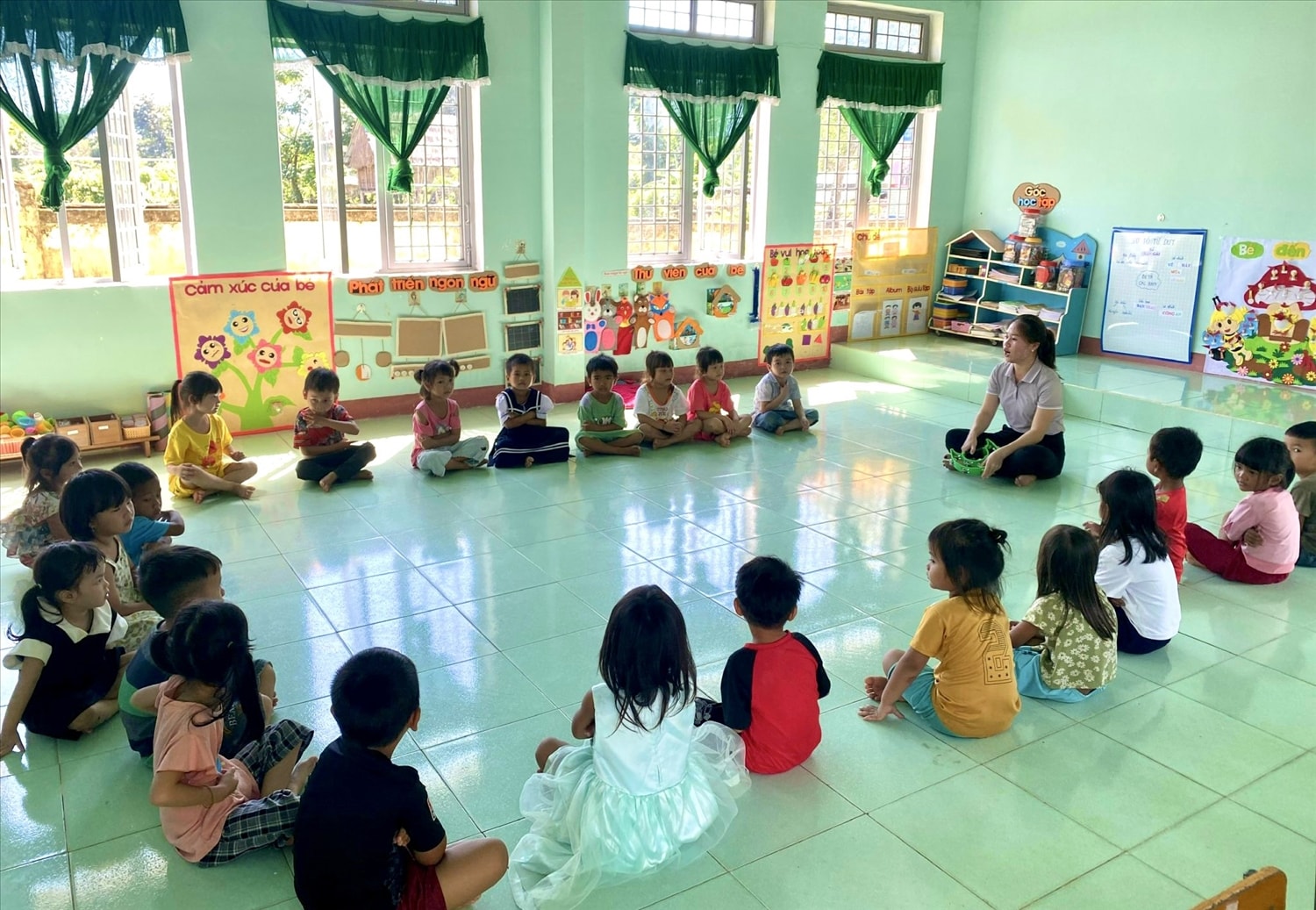 Gần 1.000 học sinh là con em đồng bào Rơ Măm được hưởng chính sách hỗ trợ học tập 30% - 100% mức lương cơ sở/học sinh/tháng với tổng kinh phí thực hiện hơn 8 tỷ đồng. Gần 1.000 học sinh là con em đồng bào Rơ Măm được hưởng chính sách hỗ trợ học tập 30% - 100% mức lương cơ sở/học sinh/tháng với tổng kinh phí thực hiện hơn 8 tỷ đồng.
