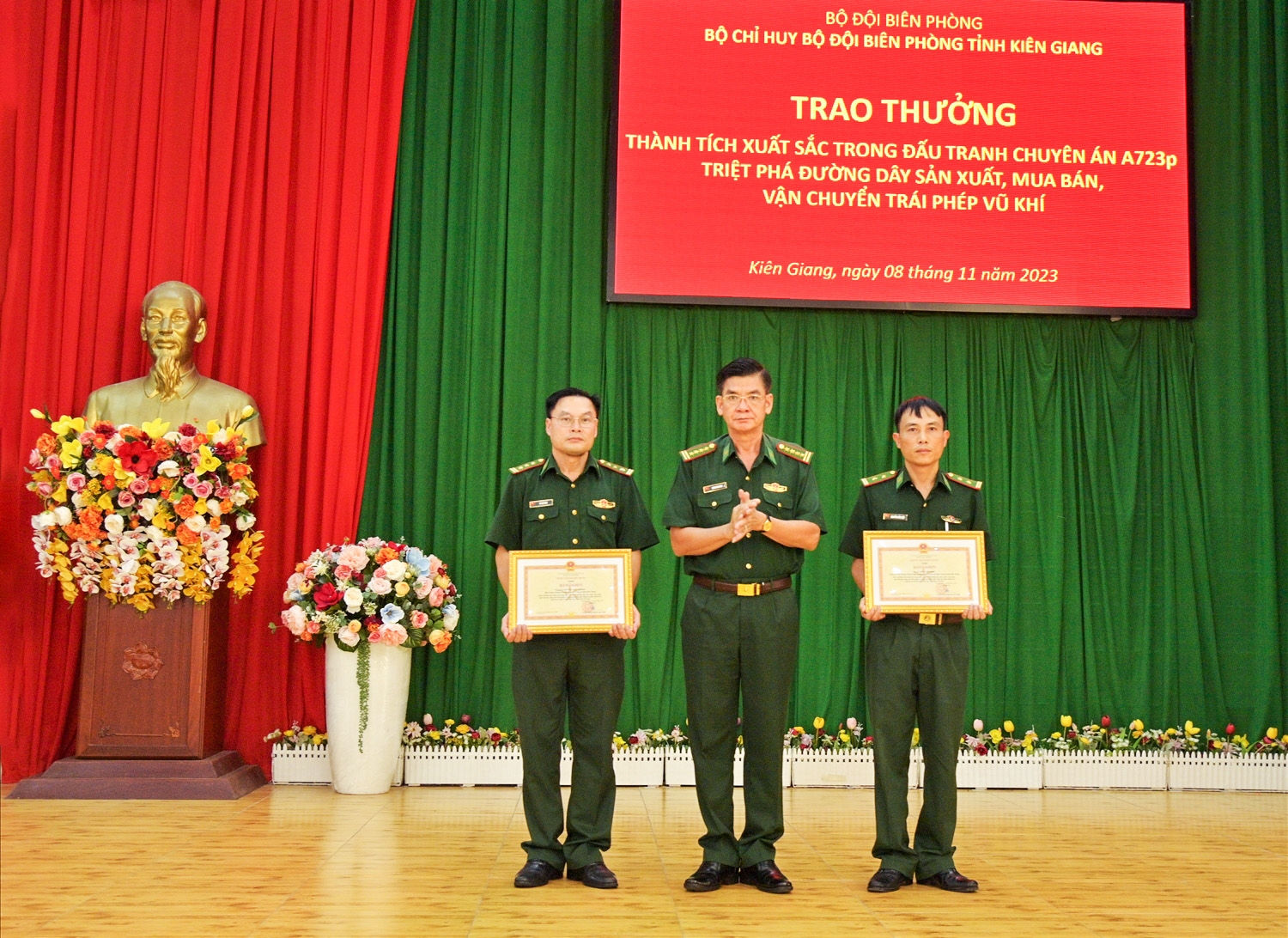Đại tá Huỳnh Văn Đông, Bí thư Đảng ủy, Chính ủy Bộ đội Biên phòng tỉnh Kiên Giang trao Bằng khen của Chính ủy Bộ đội Biên phòng cho các tập thể và cá nhân