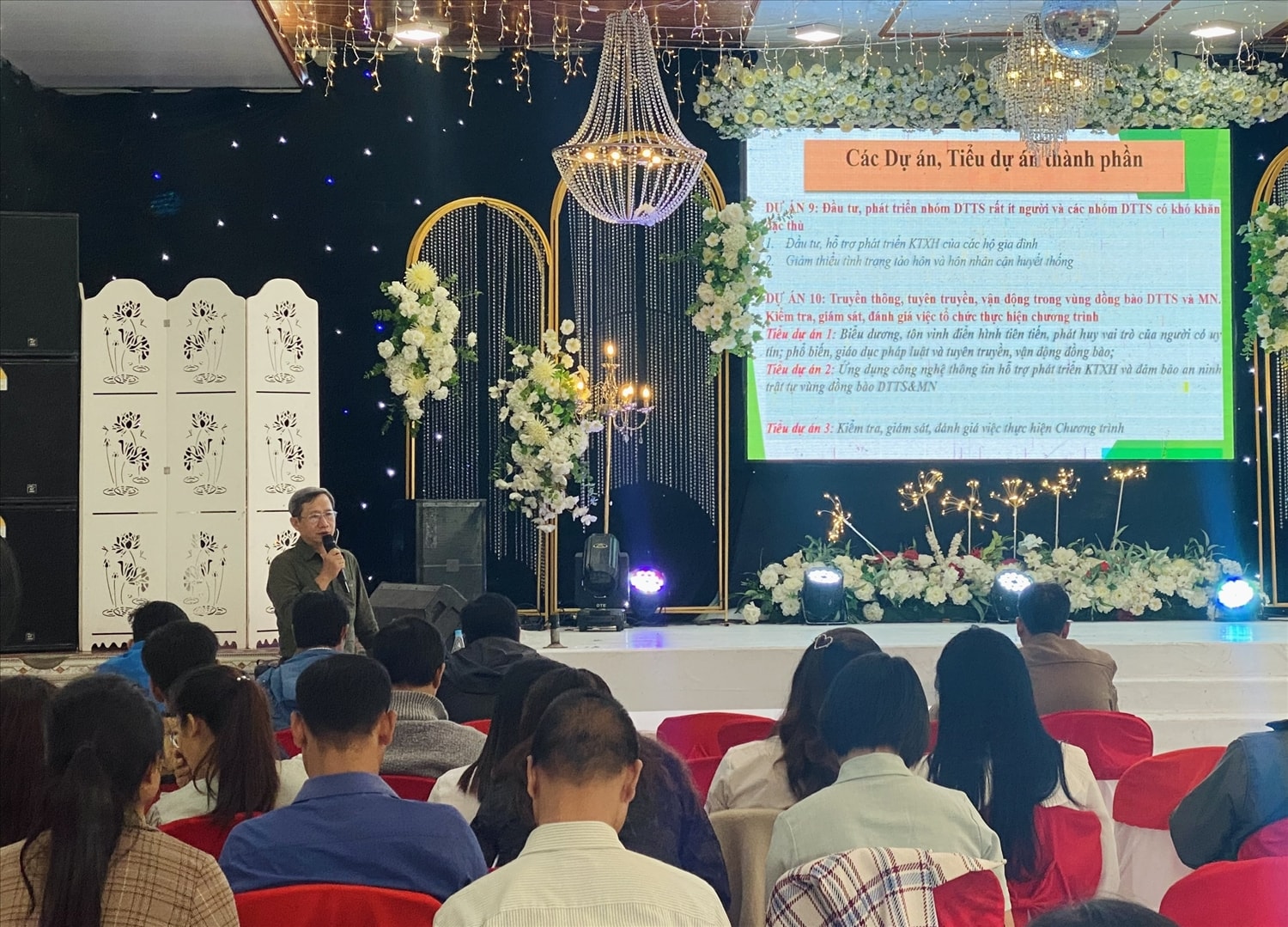 Ông Lê Xuân Hải, Phó Trưởng Ban Dân tộc tỉnh Thừa Thiên Huế phát biểu tại Hội nghị.