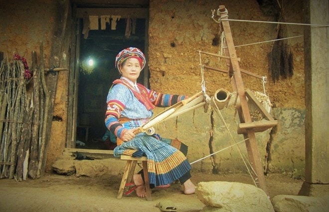 Nghệ nhân Vàng Thị Mai, người kết nối thế giới bằng sợi lanh Nghệ nhân Vàng Thị Mai, người phụ nữ dân tộc Mông vượt qua dào càn để kết nối thế giới bằng sợi lanh