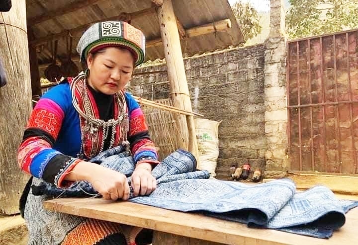 Nhiều phụ nữ Mông ở Lùng Tám, Quản Bạ (Hà Giang) đã có được công việc làm ổn định từ nghề dệt thổ cẩm Nhiều phụ nữ Mông ở Lùng Tám, Quản Bạ (Hà Giang) đã có được công việc làm ổn định từ nghề dệt thổ cẩm