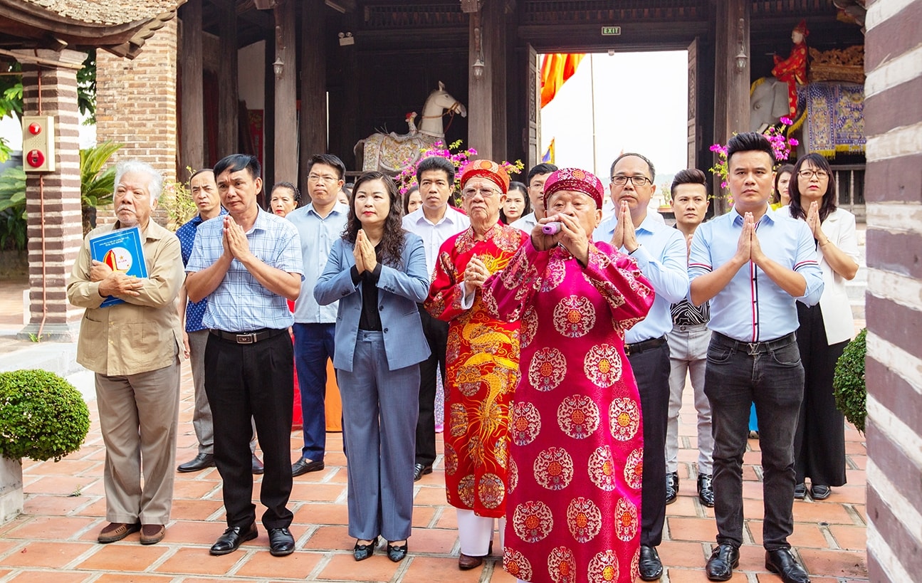 Các đại biểu thành kính dâng hương trước buổi họp báo