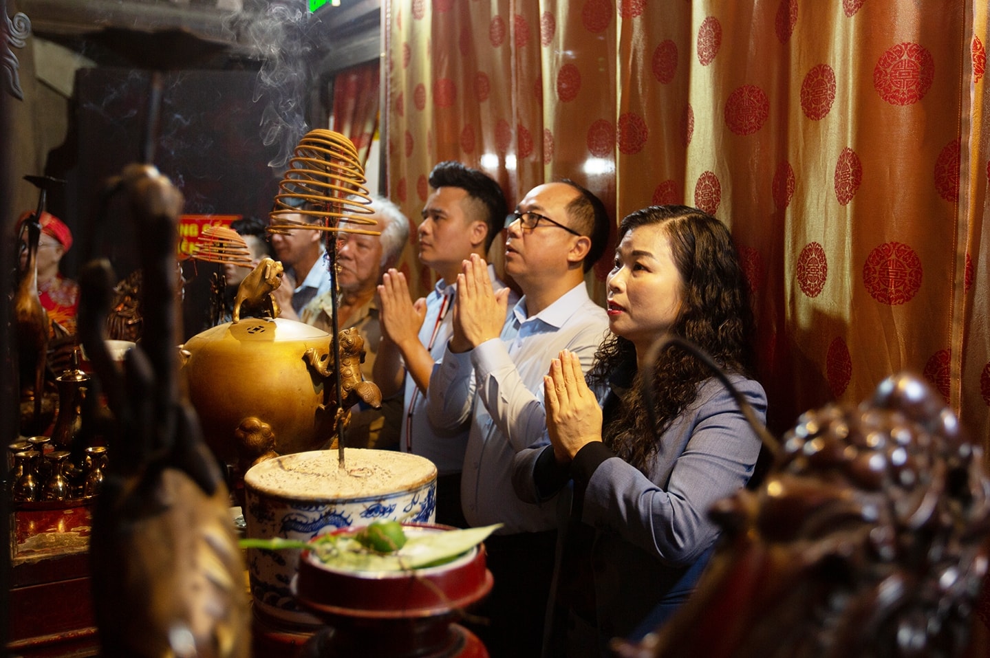 Các đại biểu thành kính dâng hương trước buổi họp báo