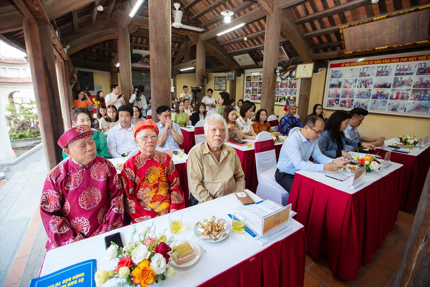 Các đại biểu tham dự họp báo