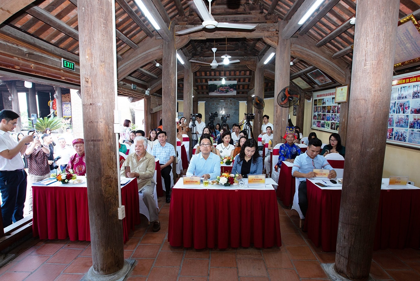 Buổi họp báo diễn ra ngay trong chính di tích đình Chèm