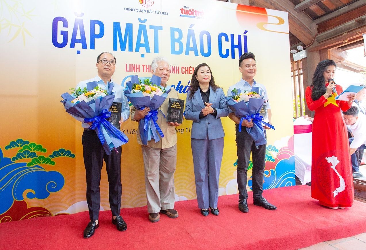 Tặng hoa, quà lưu niệm cho các tác giả dàn dựng Chương trình nghệ thuật đặc biệt