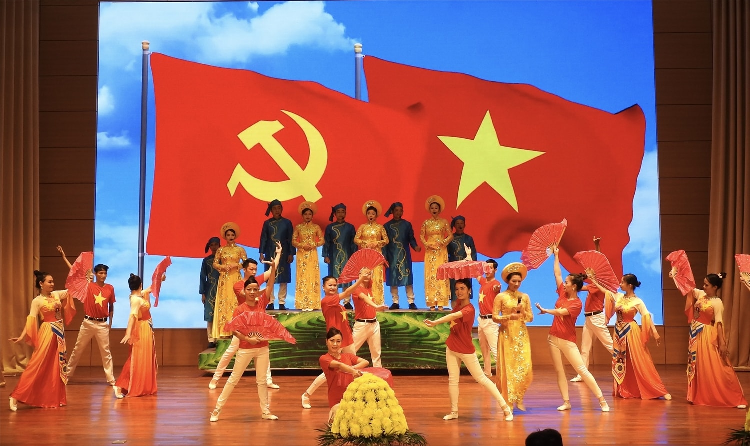 Nhiều tiết mục văn nghệ đặc sắc tại Chương trình Nhiều tiết mục văn nghệ đặc sắc tại Chương trình