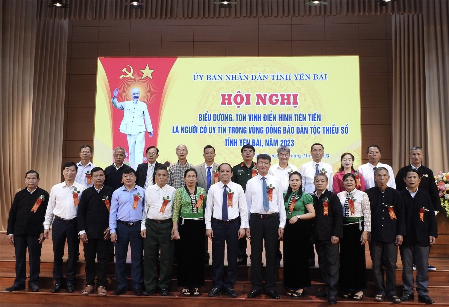Lãnh đạo tỉnh Yên Bái chụp ảnh lưu niệm cùng các đại biểu Người có uy tín Thị xã Nghĩa Lộ Lãnh đạo tỉnh Yên Bái chụp ảnh lưu niệm cùng các đại biểu Người có uy tín Thị xã Nghĩa Lộ
