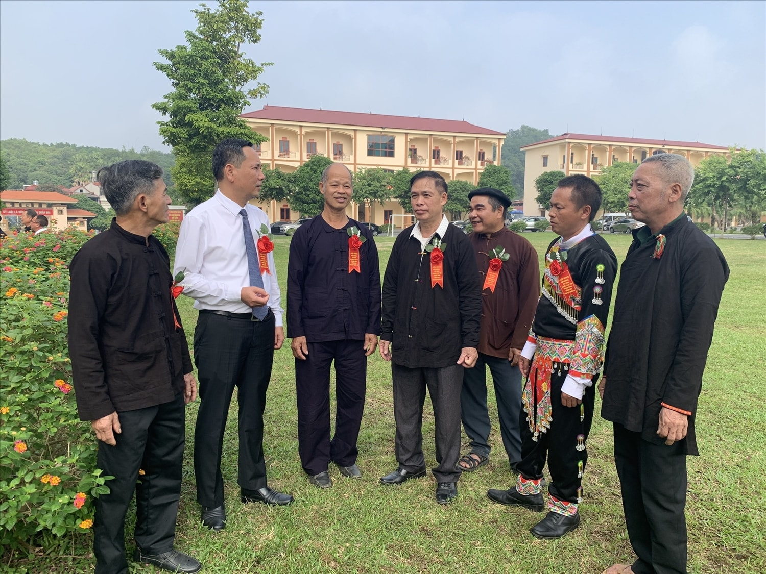 Đồng chí Trần Xuân Thủy, Trưởng Ban Dân tộc tỉnh Yên Bái (áo trắng) trò chuyện cùng các đại biểu Người có uy tín bên lề Hội nghị Đồng chí Trần Xuân Thủy, Trưởng Ban Dân tộc tỉnh Yên Bái (áo trắng) trò chuyện cùng các đại biểu Người có uy tín bên lề Hội nghị