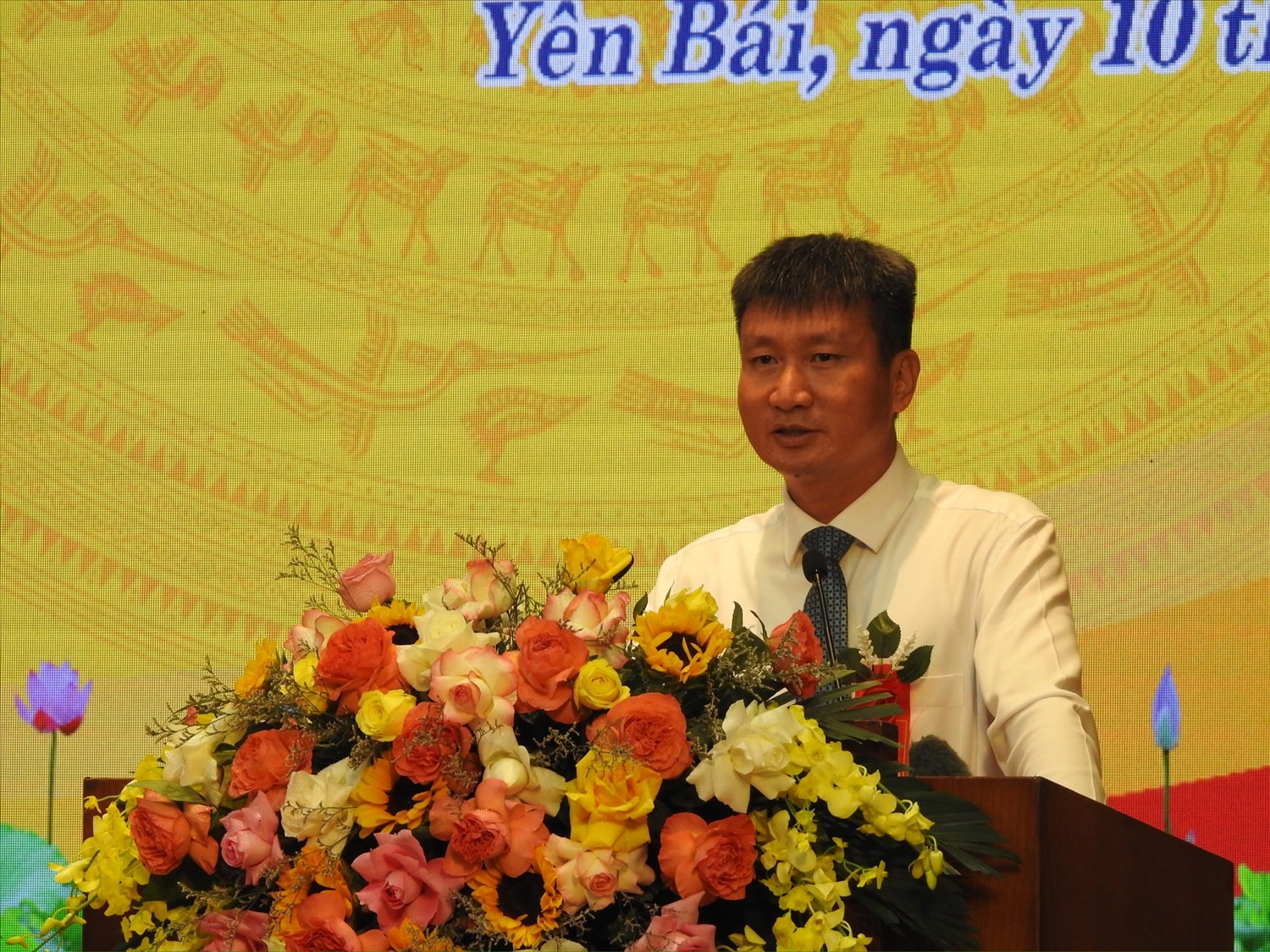 Đồng chí Trần Huy Tuấn, Phó Bí thư Tỉnh uỷ, Chủ tịch UBND tỉnh Yên Bái phát biểu tại Hội nghị Đồng chí Trần Huy Tuấn, Phó Bí thư Tỉnh uỷ, Chủ tịch UBND tỉnh Yên Bái phát biểu tại Hội nghị