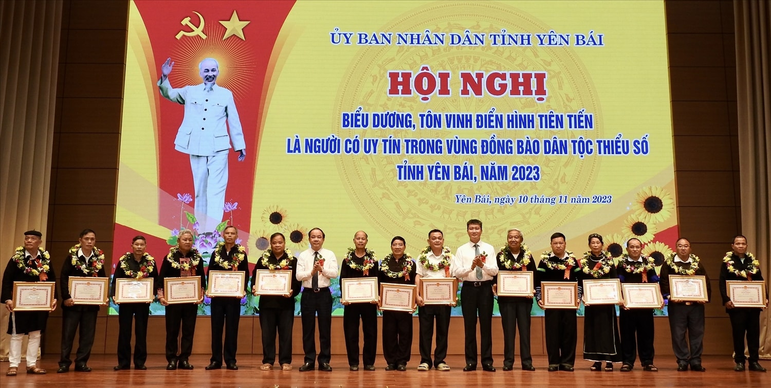 Đồng chí Tạ Văn Long, Phó Bí thư Thường trực Tỉnh ủy, Chủ tịch HĐND tỉnh và đồng chí Trần Huy Tuấn, Phó Bí thư Tỉnh uỷ, Chủ tịch UBND tỉnh Yên Bái tặng hoa và trao Bằng khen cho 30 cá nhân “đã có thành tích xuất sắc, là Người có uy tín tiêu biểu trong đồng bào DTTS tỉnh Yên Bái, giai đoạn 2018 - 2022”. Đồng chí Tạ Văn Long, Phó Bí thư Thường trực Tỉnh ủy, Chủ tịch HĐND tỉnh và đồng chí Trần Huy Tuấn, Phó Bí thư Tỉnh uỷ, Chủ tịch UBND tỉnh Yên Bái tặng hoa và trao Bằng khen cho 30 cá nhân “đã có thành tích xuất sắc, là Người có uy tín tiêu biểu trong đồng bào DTTS tỉnh Yên Bái, giai đoạn 2018 - 2022”.