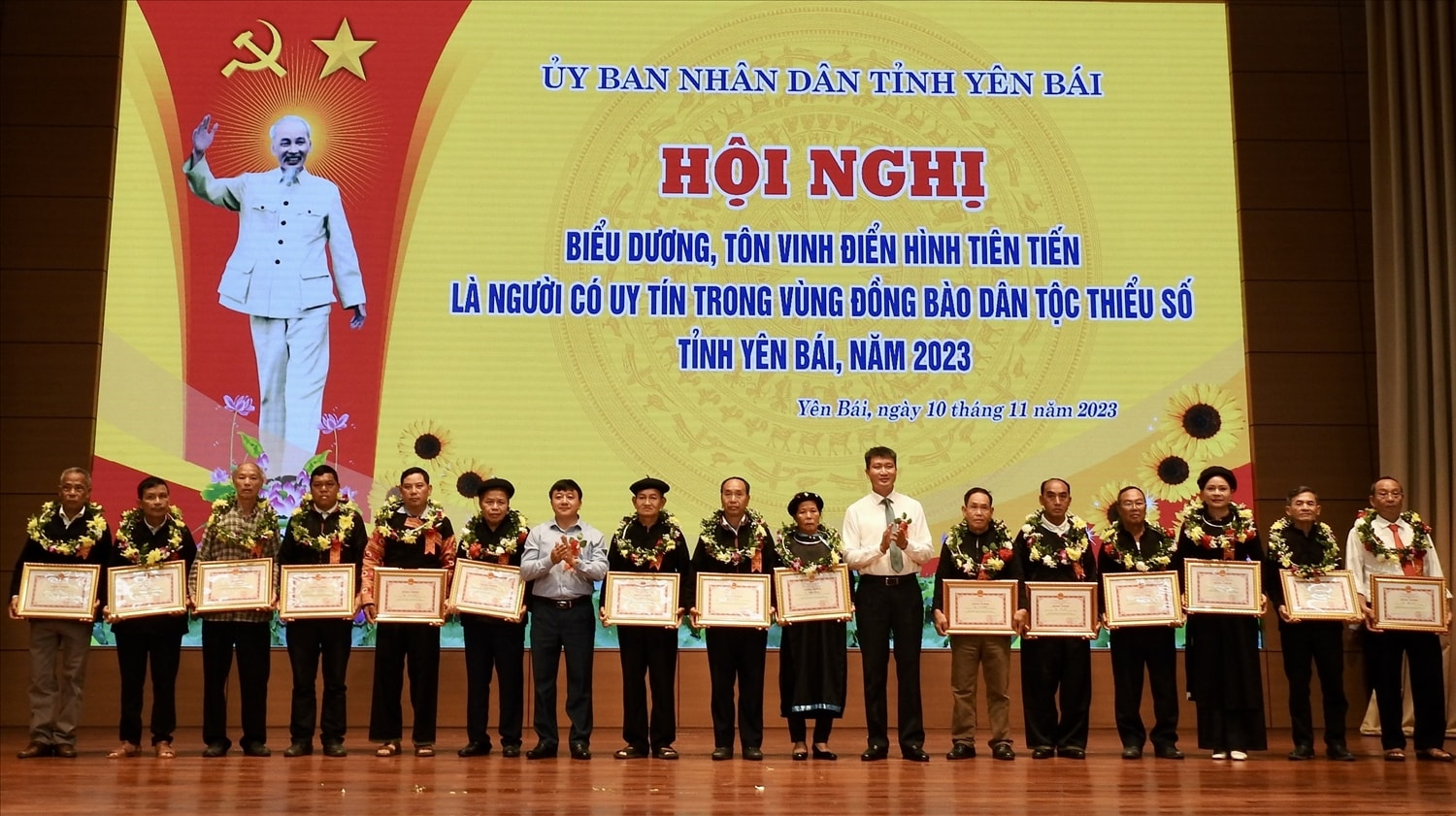 Đồng chí Trần Huy Tuấn, Phó Bí thư Tỉnh uỷ, Chủ tịch UBND tỉnh Yên Bái và đồng chí Giàng A Tông, Chủ tịch Ủy ban Mặt trận Tổ quốc Việt Nam tỉnh Yên Bái tặng hoa và trao Bằng khen cho 30 cá nhân “đã có thành tích xuất sắc, là Người có uy tín tiêu biểu trong đồng bào DTTS tỉnh Yên Bái, giai đoạn 2018 - 2022”. Đồng chí Trần Huy Tuấn, Phó Bí thư Tỉnh uỷ, Chủ tịch UBND tỉnh Yên Bái và đồng chí Giàng A Tông, Chủ tịch Ủy ban Mặt trận Tổ quốc Việt Nam tỉnh Yên Bái tặng hoa và trao Bằng khen cho 30 cá nhân “đã có thành tích xuất sắc, là Người có uy tín tiêu biểu trong đồng bào DTTS tỉnh Yên Bái, giai đoạn 2018 - 2022”.