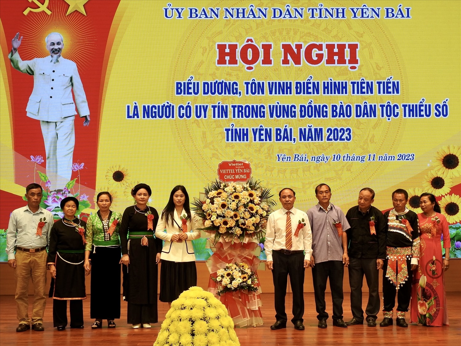 Đại diện Tập đoàn Công nghiệp Viễn thông Quân đội, chi nhánh Viettel Yên Bái trao hỗ trợ đăng ký thông tin sim cùng gói cước cho 870 người có uy tín trên địa bàn tỉnh Yên Bái. Đại diện Tập đoàn Công nghiệp Viễn thông Quân đội, chi nhánh Viettel Yên Bái trao hỗ trợ đăng ký thông tin sim cùng gói cước cho 870 người có uy tín trên địa bàn tỉnh Yên Bái.