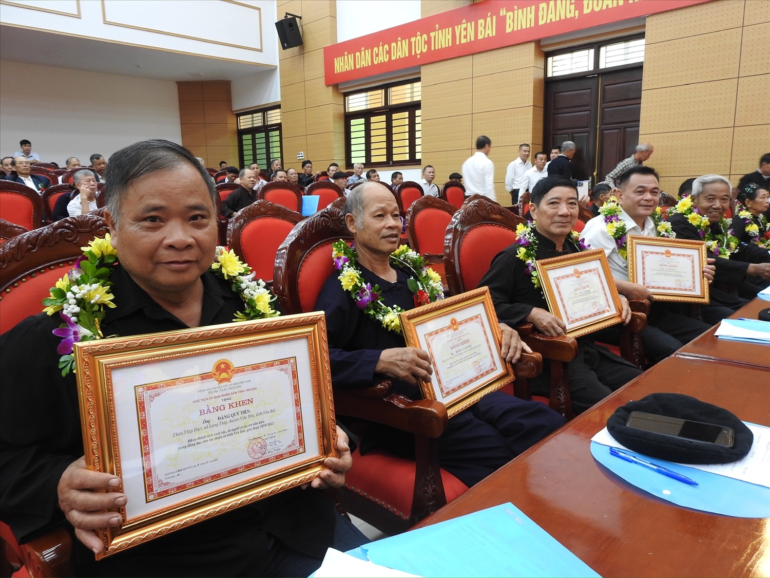Niềm vui của những Người có uy tín khi được nhận Bằng khen của Chủ tịch UBND tỉnh Yên Bái Niềm vui của những Người có uy tín khi được nhận Bằng khen của Chủ tịch UBND tỉnh Yên Bái