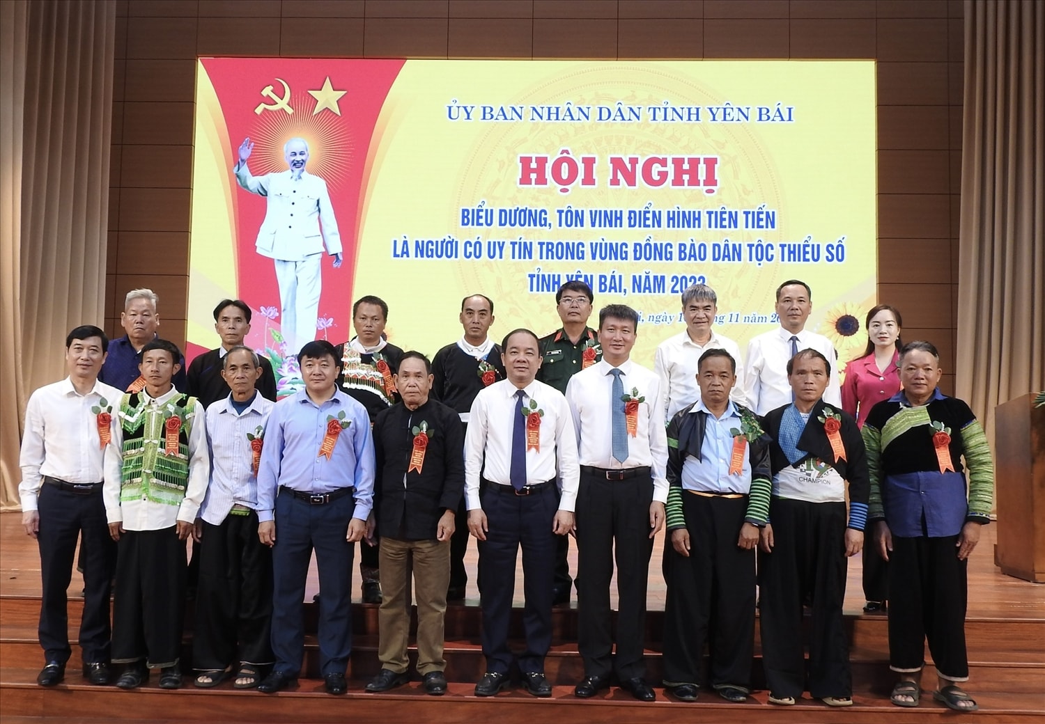 Lãnh đạo tỉnh Yên Bái chụp ảnh lưu niệm cùng các đại biểu Người có uy tín huyện Trạm Tấu Lãnh đạo tỉnh Yên Bái chụp ảnh lưu niệm cùng các đại biểu Người có uy tín huyện Trạm Tấu