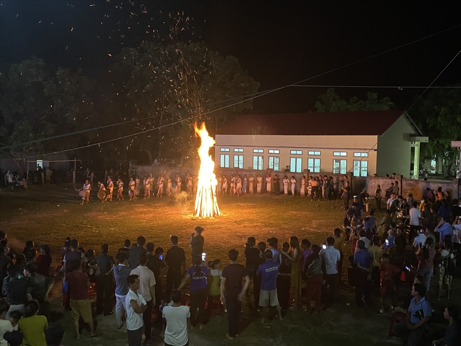 Người dân làng Le đánh cồng chiêng, múa xoang rộn ràng trong ngày lễ hội