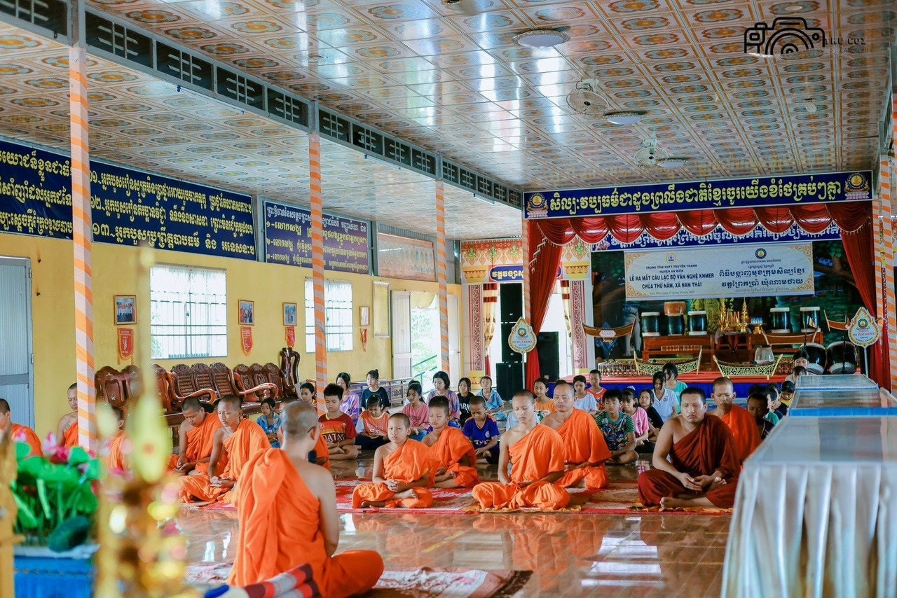 Đồng bào Khmer làm lễ cầu siêu tại chùa trong dịp Lễ Sene Dolta (Ảnh: Như Tâm)