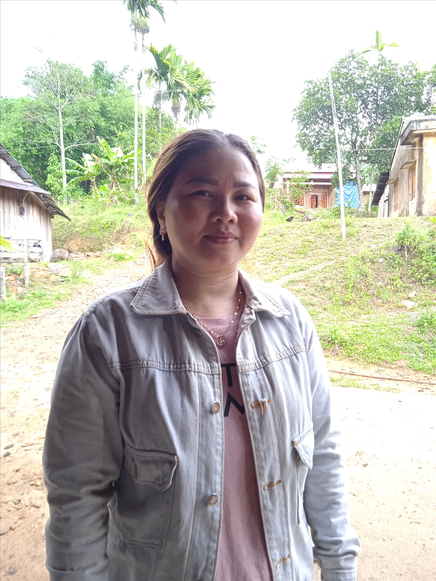 Với tinh thần trách nhiệm trong công việc, tận tụy giúp đỡ người dân, chị Nguyễn Thị Hà -  Bí thư chi bộ thôn 5 được cấp trên tin tưởng, Nhân dân yêu mến.