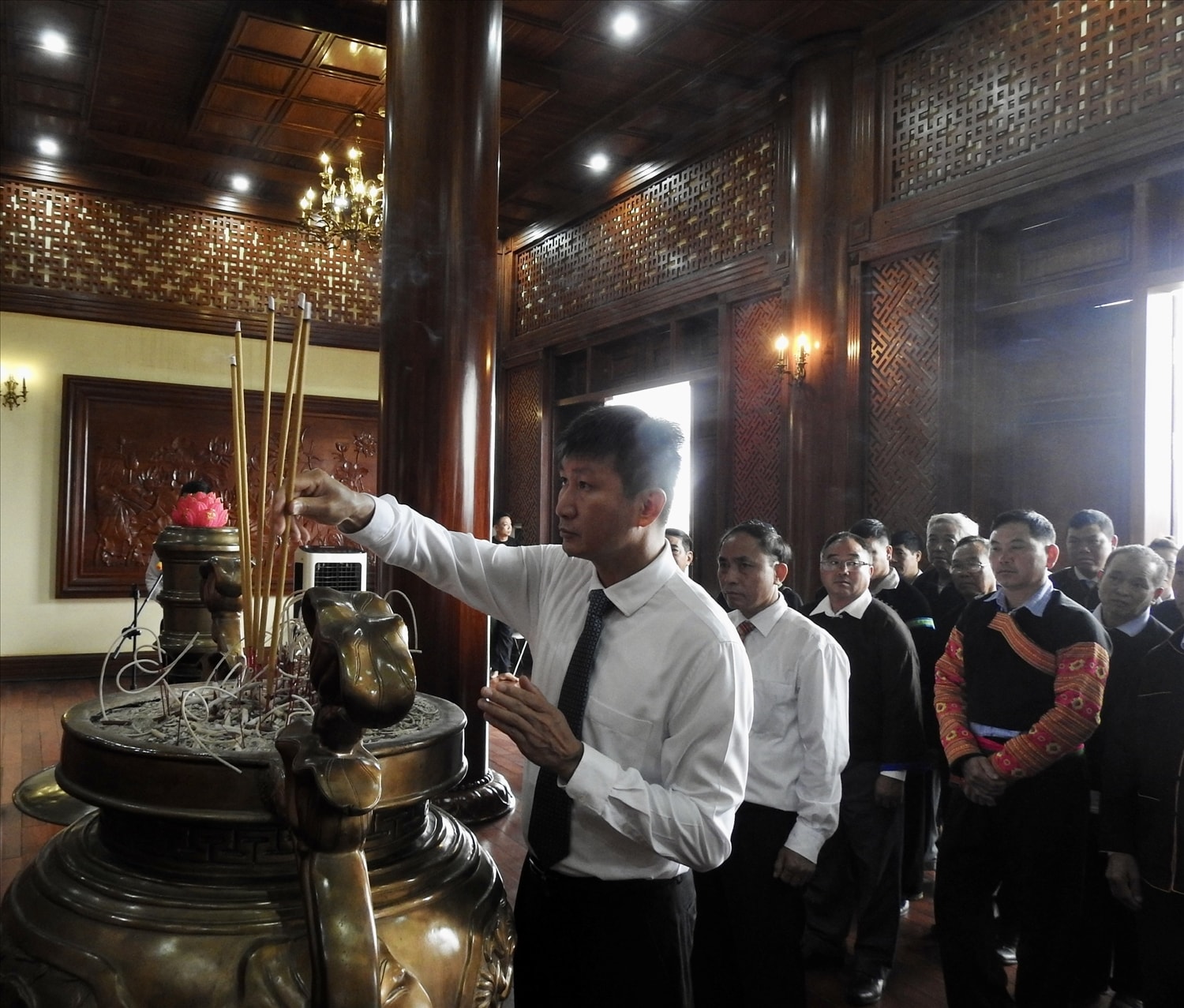 Đồng chí Trần Huy Tuấn, Phó Bí thư Tỉnh ủy, Chủ tịch UBND tỉnh Yên Bái dâng hương Chủ tịch Hồ Chí Minh Đồng chí Trần Huy Tuấn, Phó Bí thư Tỉnh ủy, Chủ tịch UBND tỉnh Yên Bái dâng hương Chủ tịch Hồ Chí Minh