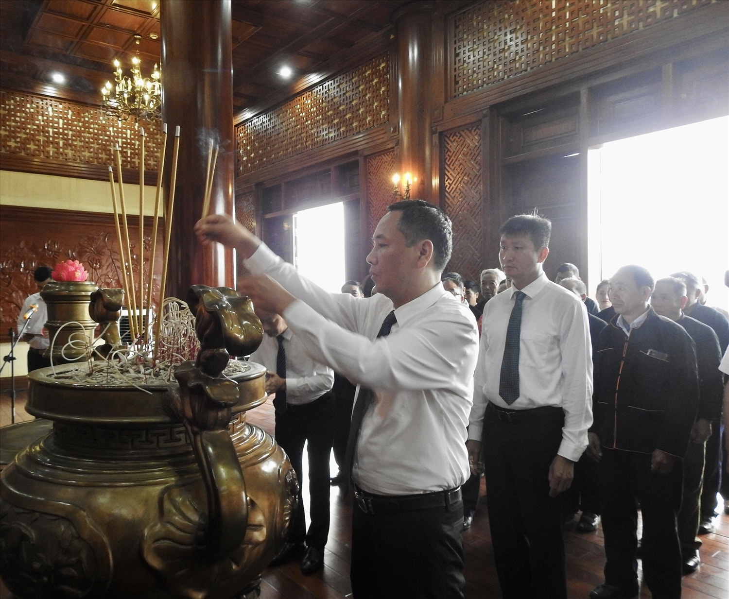 Đồng chí Trần Xuân Thủy, Trưởng Ban Dân tộc tỉnh Yên Bái dâng hương Chủ tịch Hồ Chí Minh Đồng chí Trần Xuân Thủy, Trưởng Ban Dân tộc tỉnh Yên Bái dâng hương Chủ tịch Hồ Chí Minh