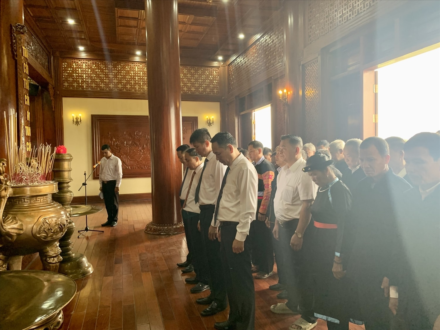Trước anh linh Chủ tịch Hồ Chí Minh, để tưởng nhớ công ơn của Người, Đoàn đã dành một phút tưởng niệm Trước anh linh Chủ tịch Hồ Chí Minh, để tưởng nhớ công ơn của Người, Đoàn đã dành một phút tưởng niệm