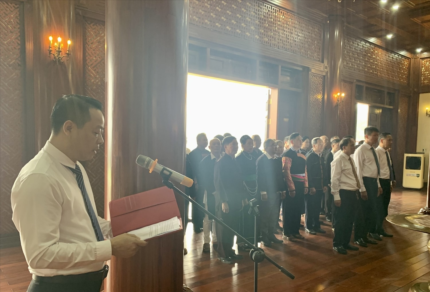 Thay mặt đoàn, đồng chí Đỗ Quang Vịnh, Phó trưởng Ban Dân tộc tỉnh lên báo công dâng Bác những thành tích đã đạt được trong năm 2023. Thay mặt đoàn, đồng chí Đỗ Quang Vịnh, Phó trưởng Ban Dân tộc tỉnh lên báo công dâng Bác những thành tích đã đạt được trong năm 2023.