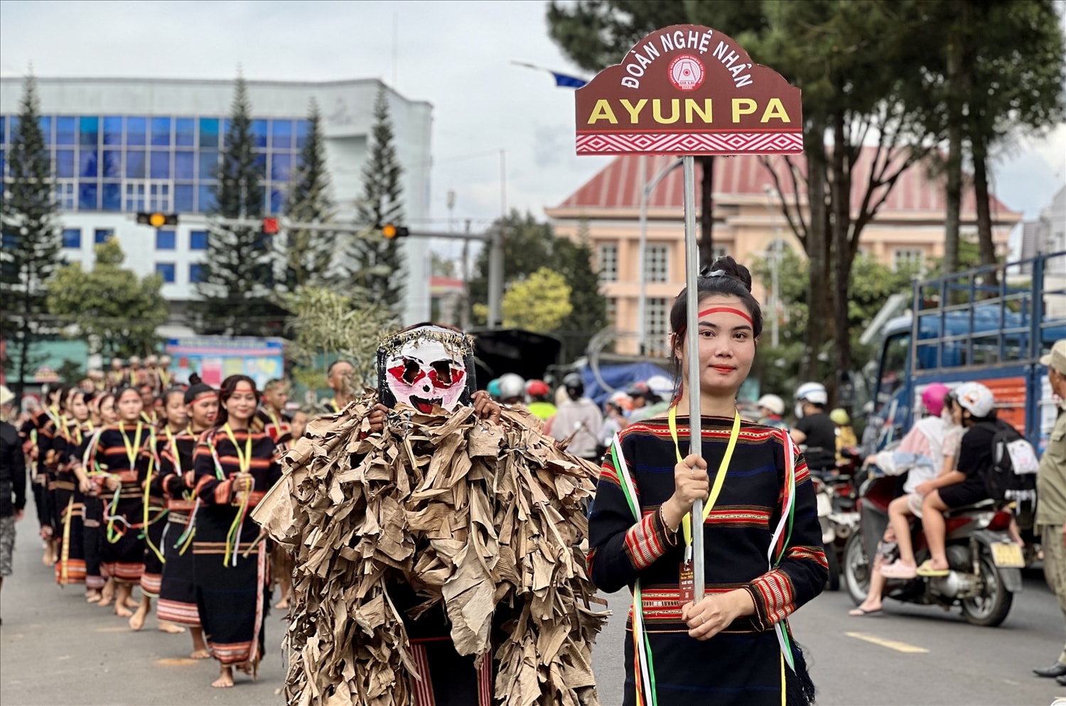 Các đoàn nghệ nhân chuẩn bị công phu, kỹ lưỡng về nhạc cụ, hoá trang... khi tham gia Lễ hội đường phố