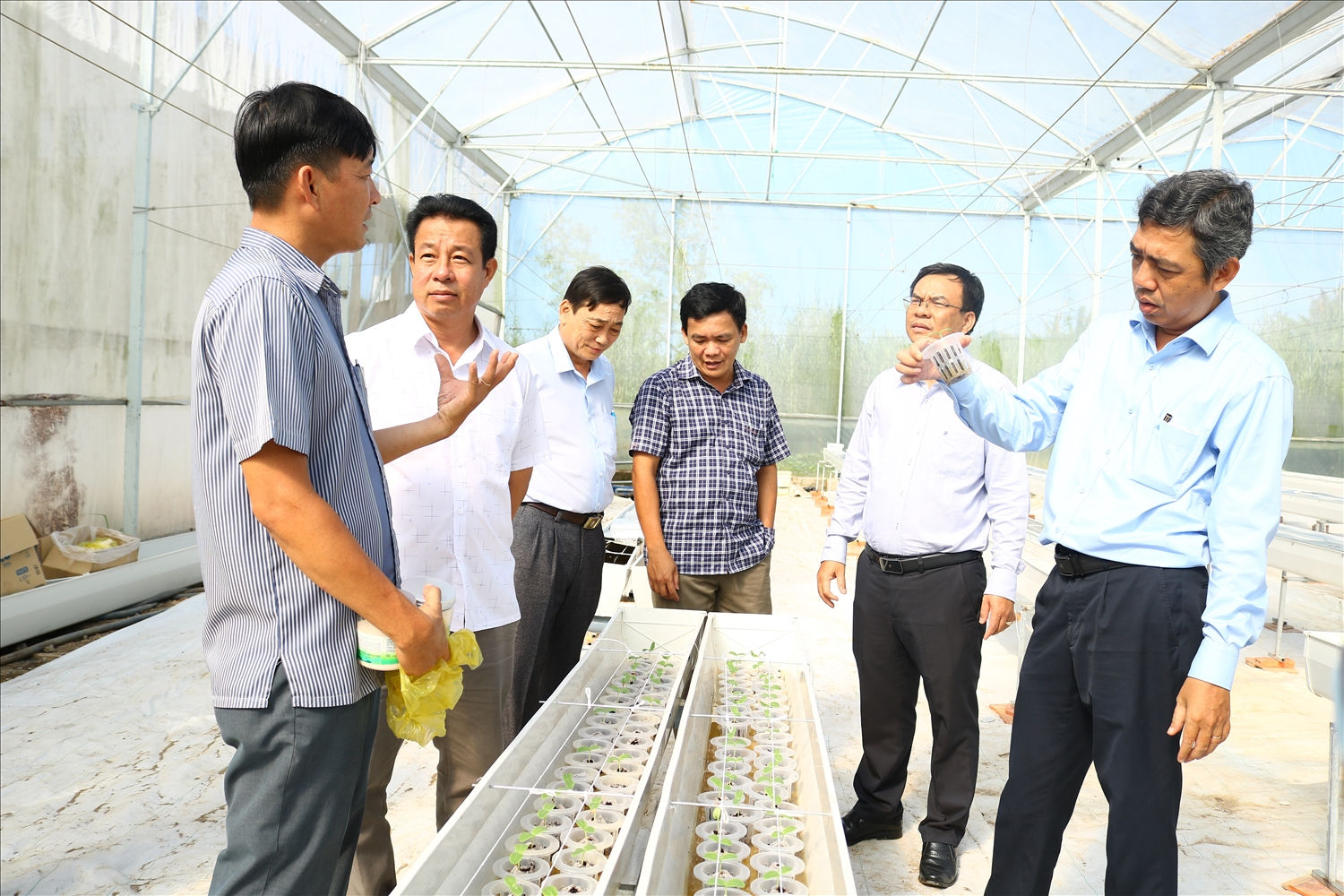 Trương Quốc Điền Chủ tịch UBND huyện Châu Thành, tỉnh Sóc Trăng ( Bìa Phải) tham quan các mô hình áp dụng khao học kỷ thuật của đồng bào vừa chuyển đổi nghề 