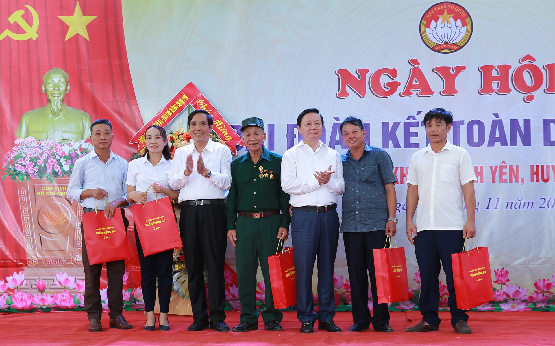Phó Thủ tướng trao quà cho các gia đình văn hoá tiêu biểu ở xã Khánh Vĩnh Yên - Ảnh: VGP/Minh Khôi