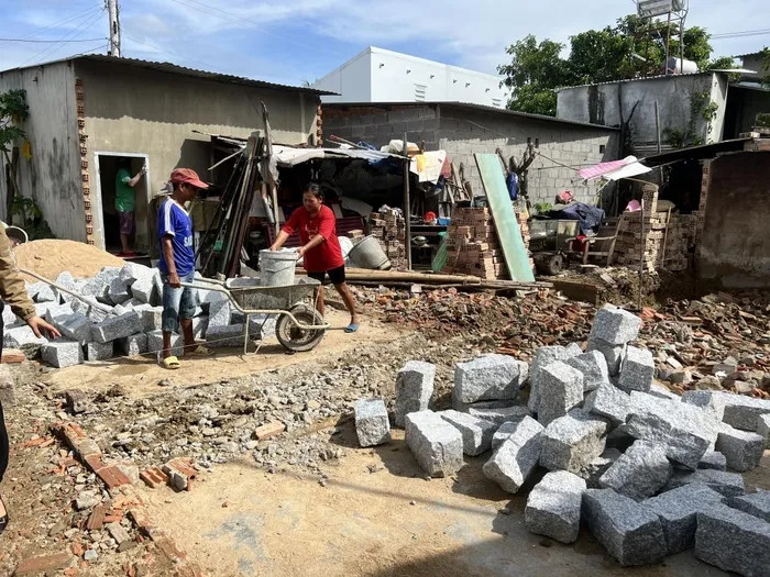 Từ nguồn hỗ trợ thuộc các chương trình MTQG và xã hội hóa, gia đình ông Cao Tiên, thị trấn Khánh Vĩnh, huyện Khánh Vĩnh mở móng xây nhà mới Từ nguồn hỗ trợ thuộc các chương trình MTQG và xã hội hóa, gia đình ông Cao Tiên, thị trấn Khánh Vĩnh, huyện Khánh Vĩnh mở móng xây nhà mới