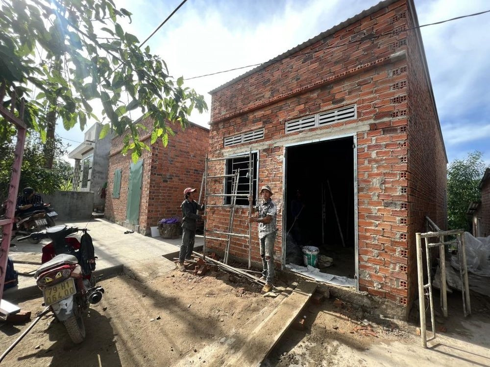 Một căn nhà mới của hộ nghèo người DTTS tại thị trấn Khánh Vĩnh được xây dựng từ nguồn vố lồng ghép các chương trình MTQG và vốn xã hội hóa Một căn nhà mới của hộ nghèo người DTTS tại thị trấn Khánh Vĩnh được xây dựng từ nguồn vố lồng ghép các chương trình MTQG và vốn xã hội hóa