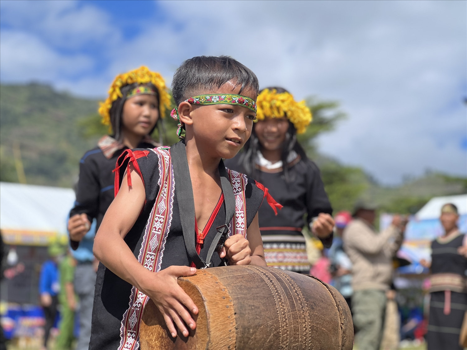 Nghệ nhân nhí Gia Rai trình diễn đánh trống trong đội cồng chiêng thu hút sự chú ý của khách tham quan Nghệ nhân nhí Gia Rai trình diễn đánh trống trong đội cồng chiêng thu hút sự chú ý của khách tham quan