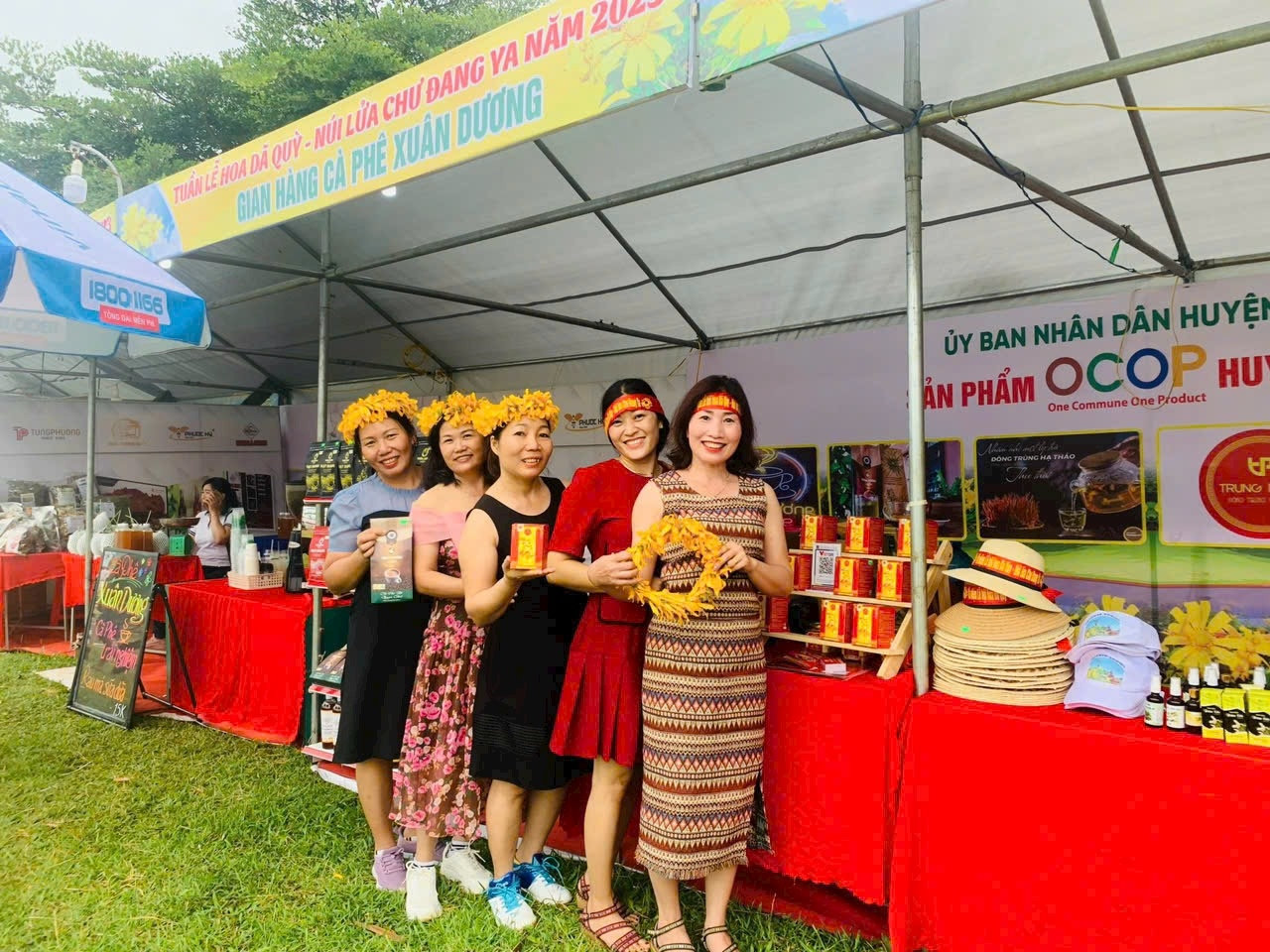 Các gian hàng trưng bày, giới thiệu sản phẩm đặc trưng huyện Chư Păh tại Lễ hội Các gian hàng trưng bày, giới thiệu sản phẩm đặc trưng huyện Chư Păh tại Lễ hội