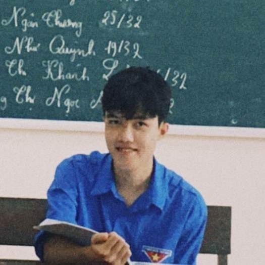 chàng trai người Tày Kiềng Minh Nghĩa, học sinh lớp 12, Trường THPT Dân tộc nội trú tỉnh Lạng đang truyền cảm hứng cho tinh thần hiếu học của các em học sinh là người DTTS vùng cao
