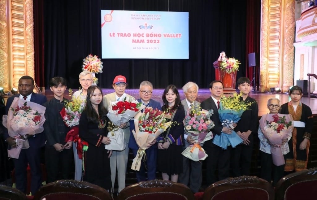 Nghĩa đã xuất sắc giành được học bổng Odon Vallet do tỷ phú người Pháp tài trợ năm 2023 tại Hà Nội (Nghĩa là ngưới đứng thứ ba phía bên phải)