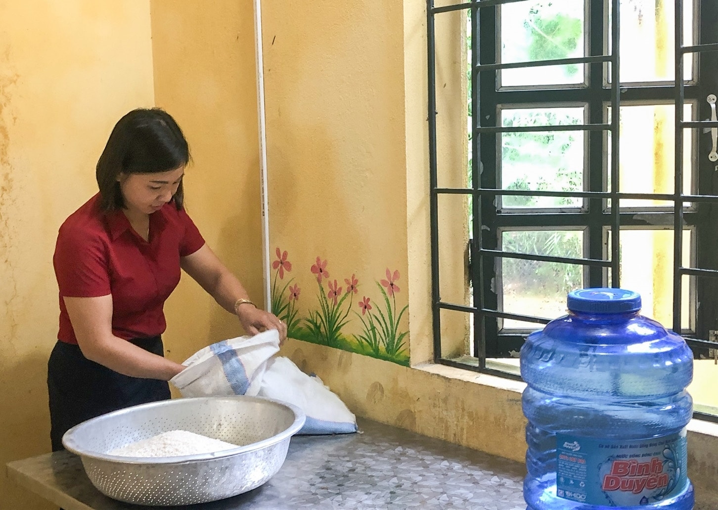 Để có gạo phục vụ bữa ăn bán trú, Trường Tiểu học Lùng Vai đã có nhiều cách làm linh hoạt