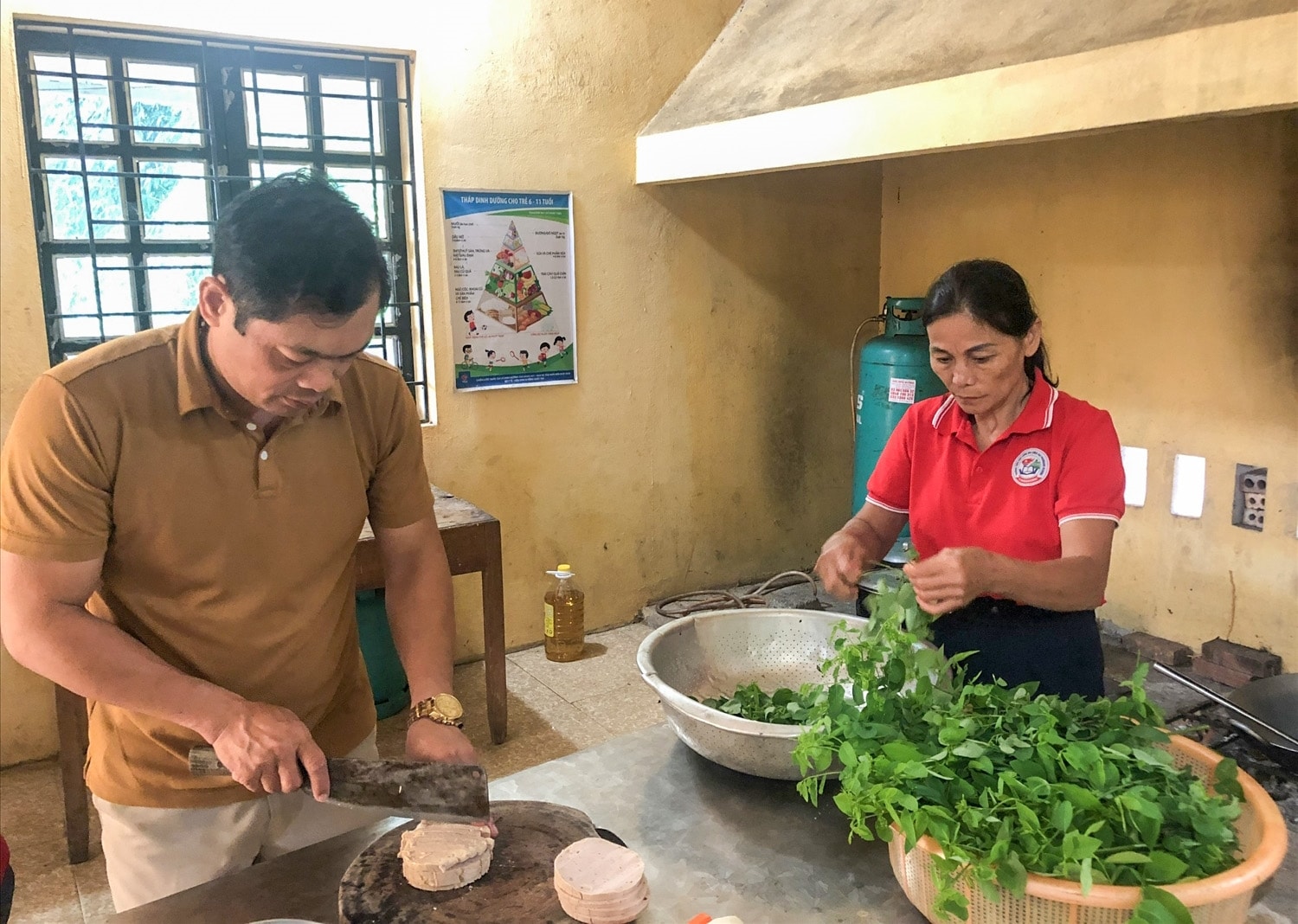 Không có nhân viên, các thầy cô giáo Trường Tiểu học Lùng Vai thay phiên nhau nấu ăn cho các em học sinh bán trú