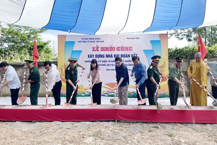 Các đại biểu thực hiện nghi thức khởi công làm nhà Đại đoàn kết cho người nghèo tỉnh Điện Biên. Các đại biểu thực hiện nghi thức khởi công làm nhà Đại đoàn kết cho người nghèo tỉnh Điện Biên.