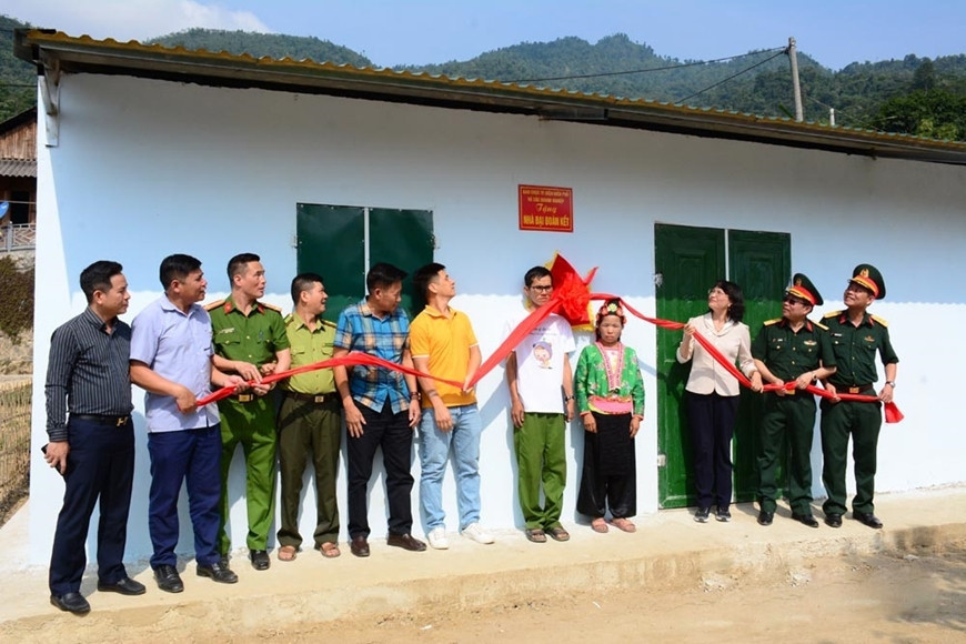 Đại diện các ban, ngành đoàn thể và đơn vị tài trợ cắt băng khánh thành và bàn giao căn nhà đại đoàn kết tặng gia đình ông Giàng A Di Đại diện các ban, ngành đoàn thể và đơn vị tài trợ cắt băng khánh thành và bàn giao căn nhà đại đoàn kết tặng gia đình ông Giàng A Di