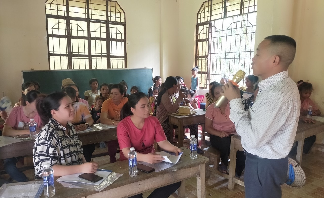 Người dân huyện Đồng Phú, tỉnh Bình Phước được cán bộ y tế huyện phổ biến, tập huấn kiến thức chăm sóc sức khỏe Người dân huyện Đồng Phú, tỉnh Bình Phước được cán bộ y tế huyện phổ biến, tập huấn kiến thức chăm sóc sức khỏe
