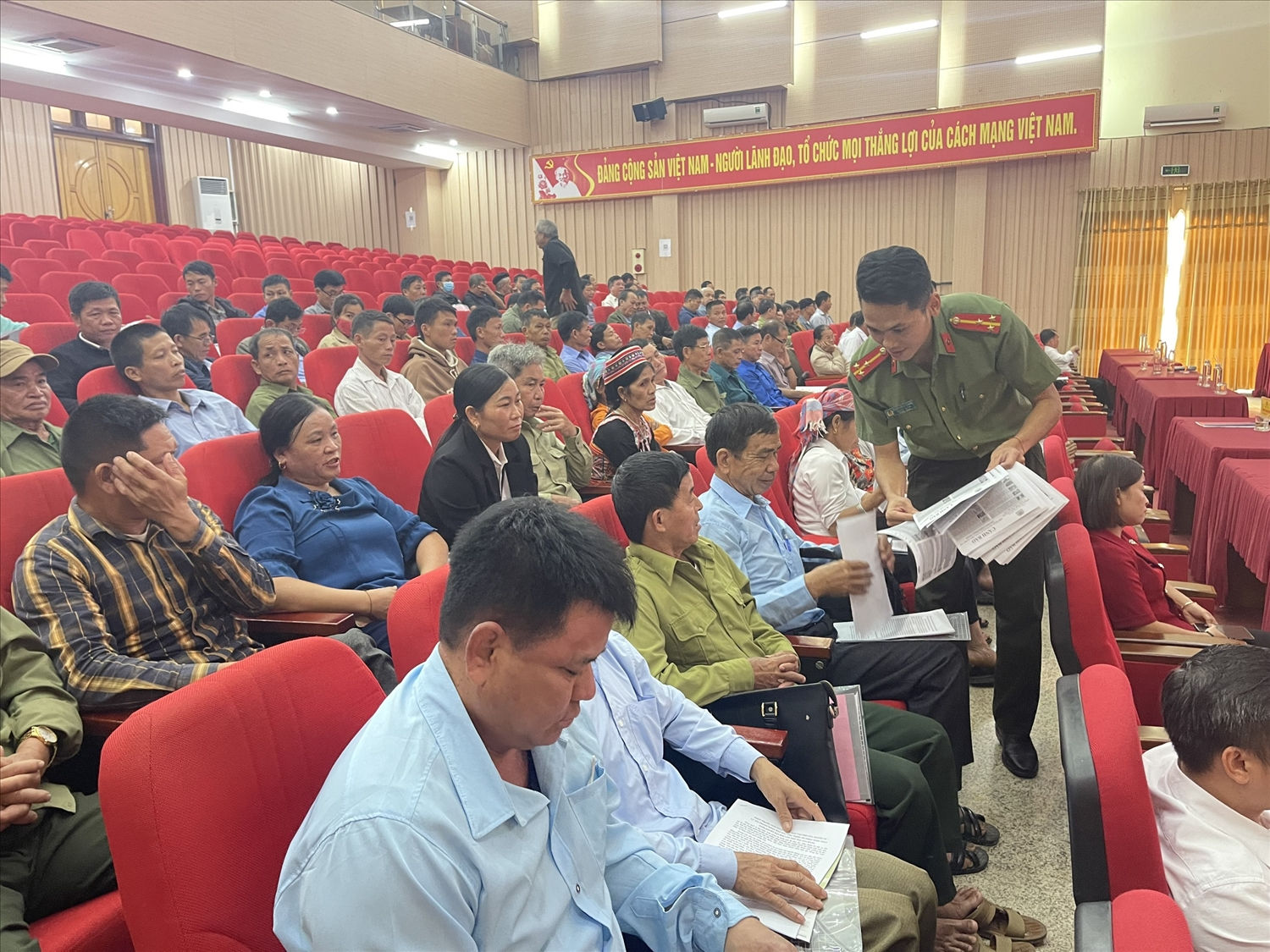 Cán bộ Công an phát tờ rơi mang lại nhiều thông tin hữu ích cho các đại biểu.